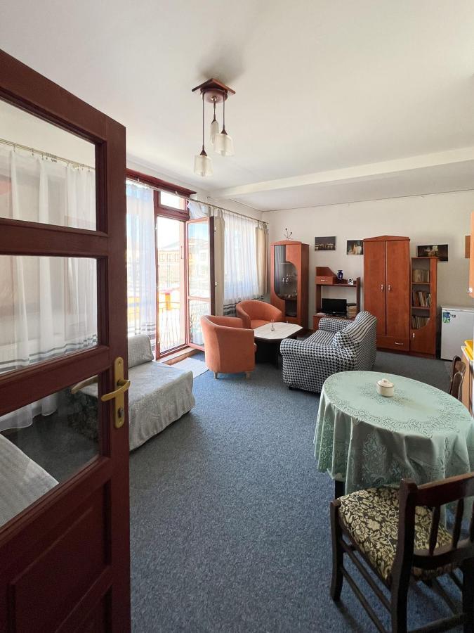 2- Izbovy Apartman Kajka V Penzion เตรสต์เยนา ภายนอก รูปภาพ